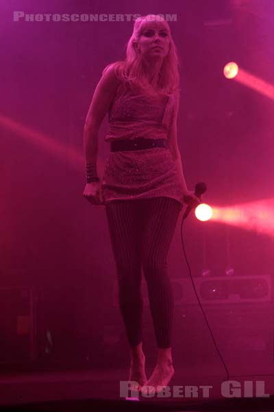 GLASS CANDY - 2013-11-02 - PARIS - Grande Halle de La Villette - 